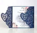 Partecipazione matrimonio blu navy intagliata al laser con motivi di rose e cuori perlati - Blu magico