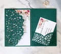 Dettaglio dell'invito di nozze verde smeraldo tagliato al laser con inserti floreali - Traforato Rosa Smeraldo Con Biglietto RSVP (HK-99)