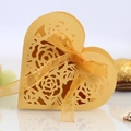 Elegante scatola regalo a cuore dorata con rose intagliate al laser e nastro - Oro