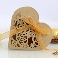Scatola regalo dorata a cuore con intaglio laser a rose e nastro di seta - Beige Oro