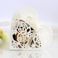 Elegante scatola regalo a cuore bianco perla con rose intagliate al laser e nastro bianco - Avorio
