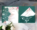 Detail van de lasergesneden donkergroene huwelijksuitnodiging met elegante bloemenkaarten - Donkergroen