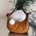 Bolso tipo dumpling de gamuza marrón con correa trenzada y pompón decorativo suave - Marrón