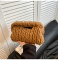 Dettaglio borsa a nuvola in maglia marrone caramello con trama a trecce e catena oro - Marrone
