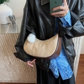 Bolso bandolera retro de gamuza beige con ribete de cuero marrón y colgante de peluche - Caqui