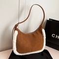 Sac bandoulière en daim caramel avec bordure en fausse fourrure crème et forme demi-lune - Marron Jaune