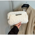 Dettaglio della trama in maglia intrecciata bianca e catena dorata della borsa cloud - Bianco
