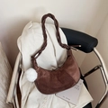 Bolso bandolera de ante marrón oscuro con correa trenzada y colgante de pompón de pelo blanco - Marrón