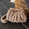 Geplooide wolk pluche schoudertas in aardebruin imitatiebont met gouden D-ring gesp - Khaki