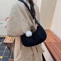 Bolso media luna retro de ante negro con colgante de pompón blanco y correa de nudo - Negro