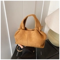Detalle del bolso de ante marrón con pliegues y herrajes dorados elegantes - Tostado