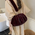 Faux fur wolktas in bordeauxrood met pluchen riem gedragen als stijlvolle schoudertas luxe - Bordeauxrood