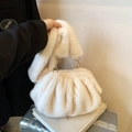 Elegante witte faux fur cloud bag met zacht pluche handvat en gouden metalen details - Wit