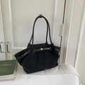 Bolso tote grande de ante negro con correas de cuero marrón y diseño plisado - Negro