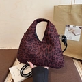 Borsa tote leopardata marrone rossiccio con tracolla in un elegante set autunnale - Stampa Leopardata Rossa