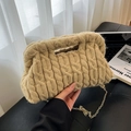 Borsa a tracolla in maglia intrecciata albicocca con catena dorata sottile - Cachi