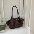 Bolso tote de ante marrón oscuro con lados plisados y elegante hebilla dorada - Marrón