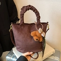 Braune Beuteltasche in Wildlederoptik mit Faltenhenkel und süßem Bärenanhänger - Kaffee mit Anhänger