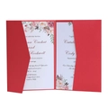 Detalle de invitación de boda roja con tarjeta interior floral sobre fondo blanco - Rojo Perlado
