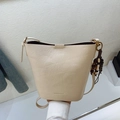 Beige Eimertasche mit Kieseltextur und Holzperlenquaste im Umhängetaschen-Stil - Mit Anhänger / Gebrochenes Weiß / Groß
