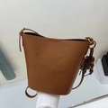 Braune Beuteltasche mit Lederstruktur, MUJO & BAGS Logo und Quaste aus Holzperlen - Mit Anhänger / Kakaobraun / Groß