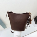 Dunkelbraune Leder-Beuteltasche mit Vintage-Holzperlen-Anhänger und Trageriemen - Mit Anhänger / Kakaobraun / Groß