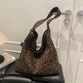 Grand sac cabas avec imprimé léopard en tissu texturé et détail d'étiquette latérale élégant - Imprimé léopard