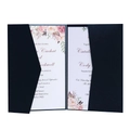 Détail de l'invitation en papier nacré bleu marine avec découpe laser et motif fleuri - Noir Kaki