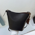 Minimalistische schwarze Leder-Eimertasche mit Holzperlenquaste und Schulterriemen - Mit Anhänger / Premium Schwarz / Groß