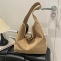 Grand sac cabas en daim camel avec large bandoulière dans un style chic anglais - Camel