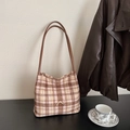 Bolso tipo cubo de cuadros en rosa y marrón con hebilla de lazo dorado elegante - Caqui
