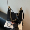 Sac vintage noir en daim et cuir mélangés avec accessoire de chaîne dorée épaisse - Noir