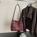 Bolso cubo de cuadros rojos y negros con lazo dorado y correas dobles negras finas - Rojo