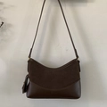 Dettaglio del logo 'NO FILTER' inciso sulla borsa sottobraccio in pelle scamosciata marrone - Marrone