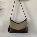 Dettaglio borsa a secchiello vintage in pelle marrone e camoscio kaki con logo inciso - Cachi