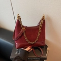 Sac croissant bordeaux en daim avec chaîne dorée et bandoulière élégante pour femme - Bordeaux