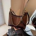 Sac dumpling en daim marron café avec chaîne dorée et bandoulière en cuir - Marron