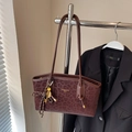 Retro dark brown leopard print tote bag with gold logo and decorative keychain - Burgundy