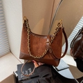 Sac croissant en daim marron avec chaîne dorée et détails en cuir lisse élégant - Marron