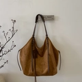Sac cabas hobo marron en daim synthétique avec fines lanières et pompons rétro - Marron