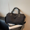 Borsa boston versatile in nylon nero impermeabile con manici e tracolla regolabile - Nero