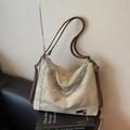 Borsa tote in camoscio verde oliva con catena argentata e tracolle regolabili in pelle - Bianco Sporco