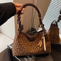 Sac fourre-tout léopard en velours avec poignées en bois et pompon à perles colorées - Marron