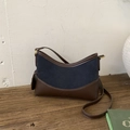 Detail der Vintage-Wildledertasche mit Kontrastfarben und NO FILTER-Prägung - Zwielicht Blau