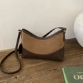 Detail der Retro-Schultertasche aus kontrastierendem Wildleder und Glattleder - Braun