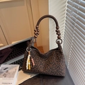 Sac fourre-tout léopard avec poignées perlées et accessoires bohèmes chic - café