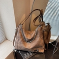 Grande borsa tote retrò marrone in pelle PU vintage con catene in argento - caffè
