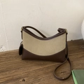 Detailansicht der khakifarbenen Wildleder-Halbmondtasche mit dunkelbraunem Lederbesatz - Khaki