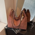 Sac hobo marron foncé en daim avec bandoulière chaîne dorée et pendentif en bois - Café avec Pendentif