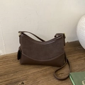 Detailansicht der braunen Vintage-Patchwork-Beuteltasche aus Wildleder mit Goldbeschlägen - Braun